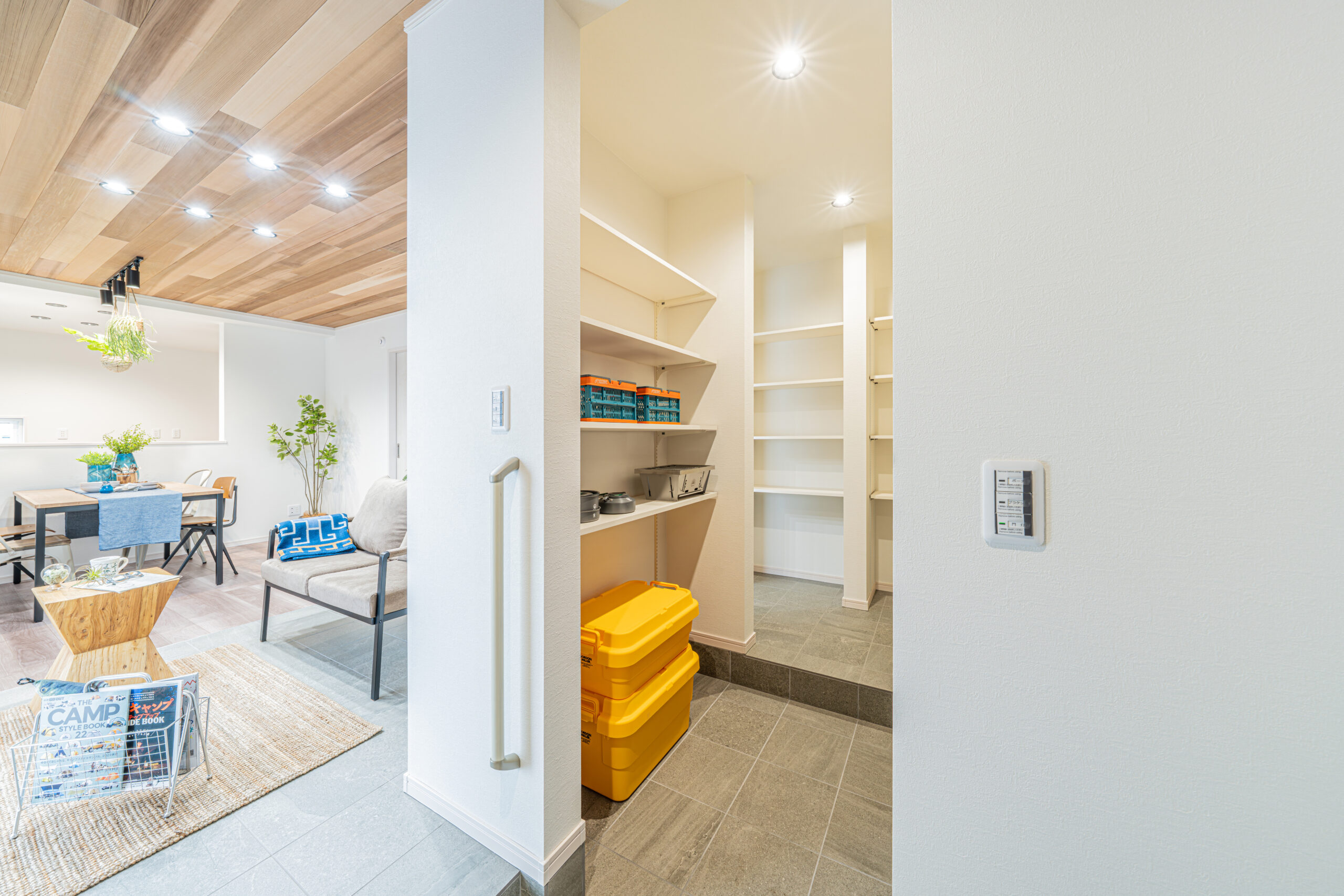 空の下まで続くフロア。遊び心と、自然体で暮らす。