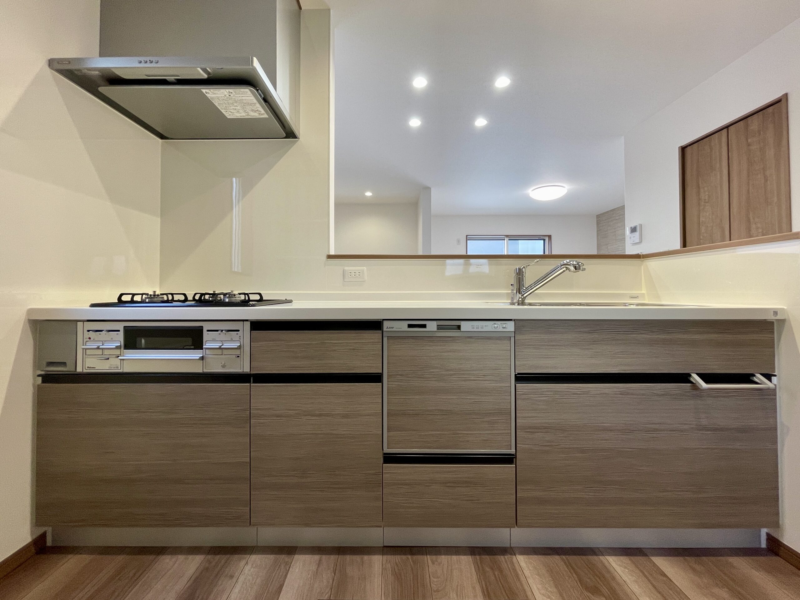 家族の思い出を包み込み、日々を凛と整える家。