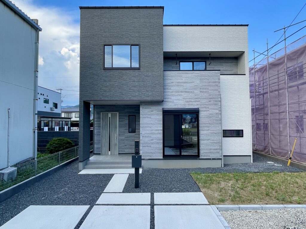 家族の思い出を包み込み、日々を凛と整える家。