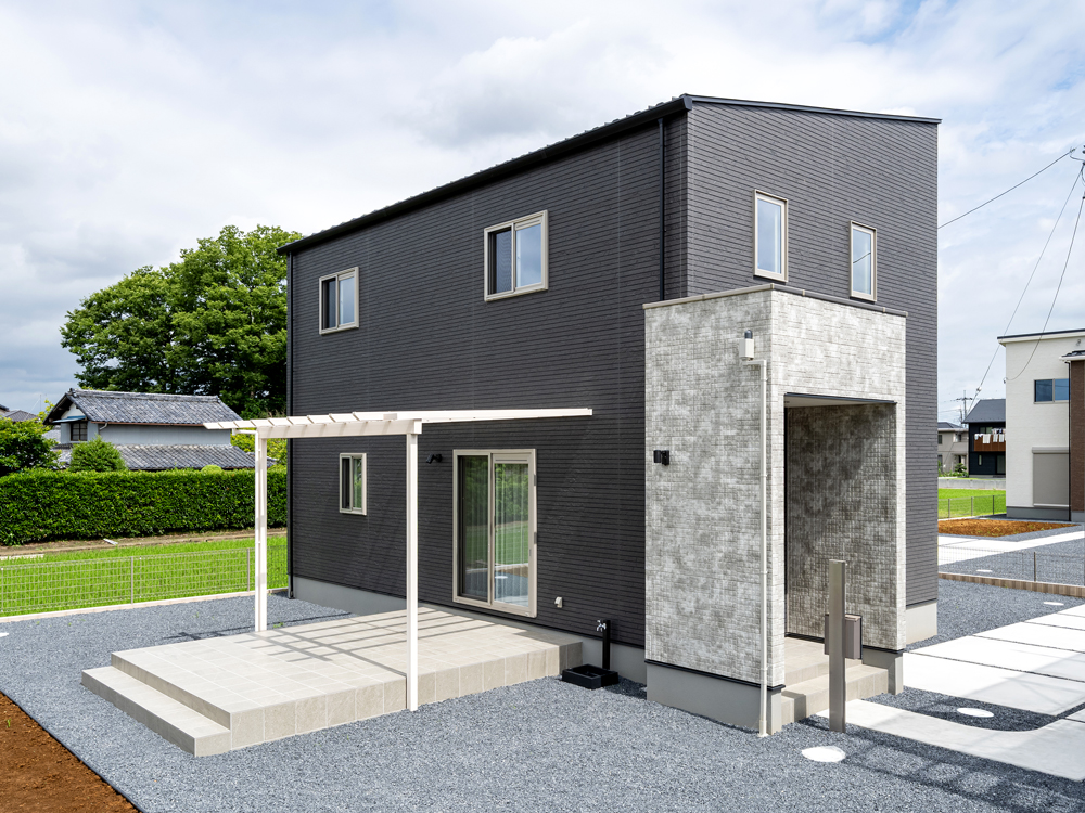 空の下まで続くフロア。遊び心と、自然体で暮らす。