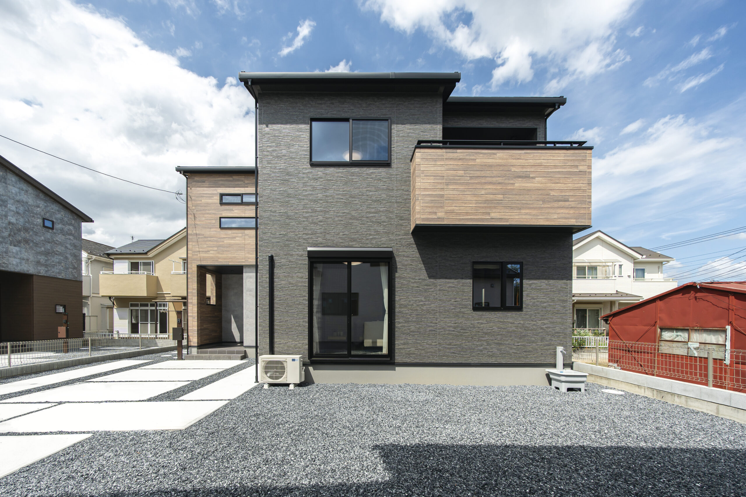 光渡る大空間と、寄り添う収納。家族の今を鮮やかに。