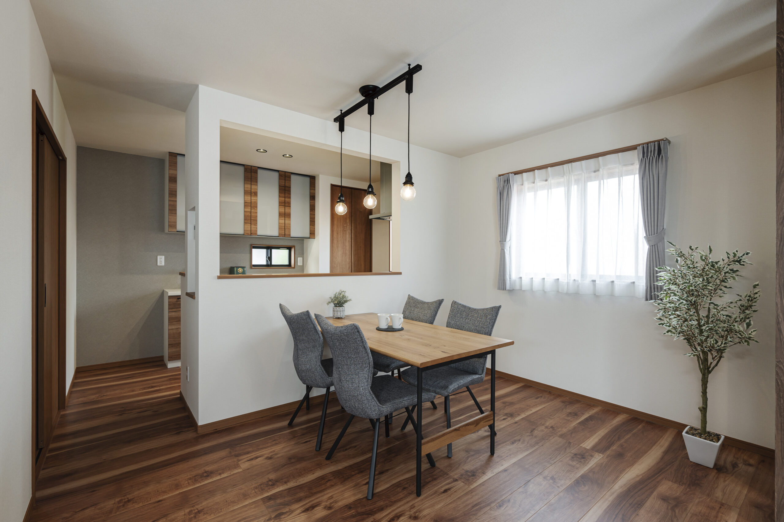 光渡る大空間と、寄り添う収納。家族の今を鮮やかに。