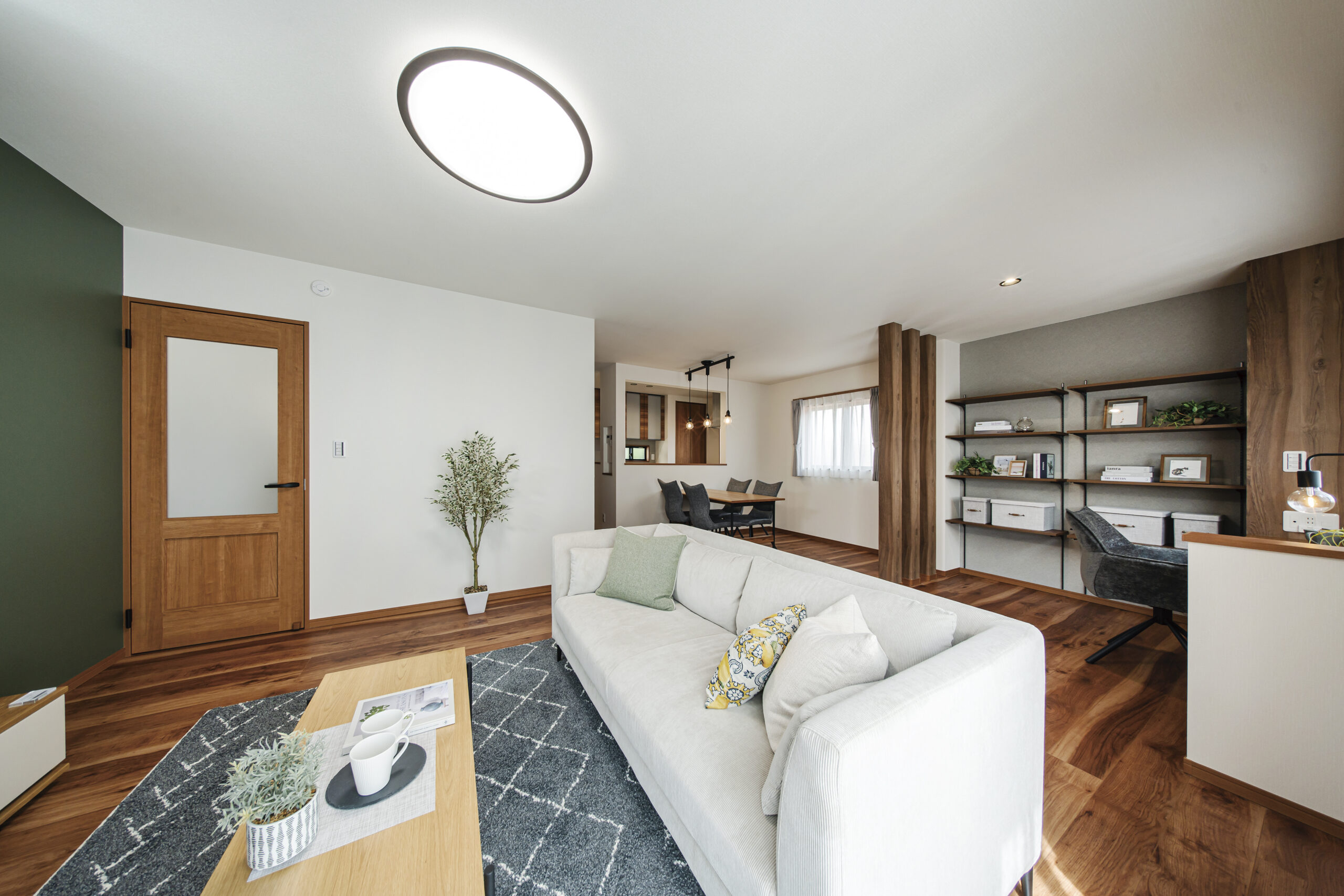 光渡る大空間と、寄り添う収納。家族の今を鮮やかに。