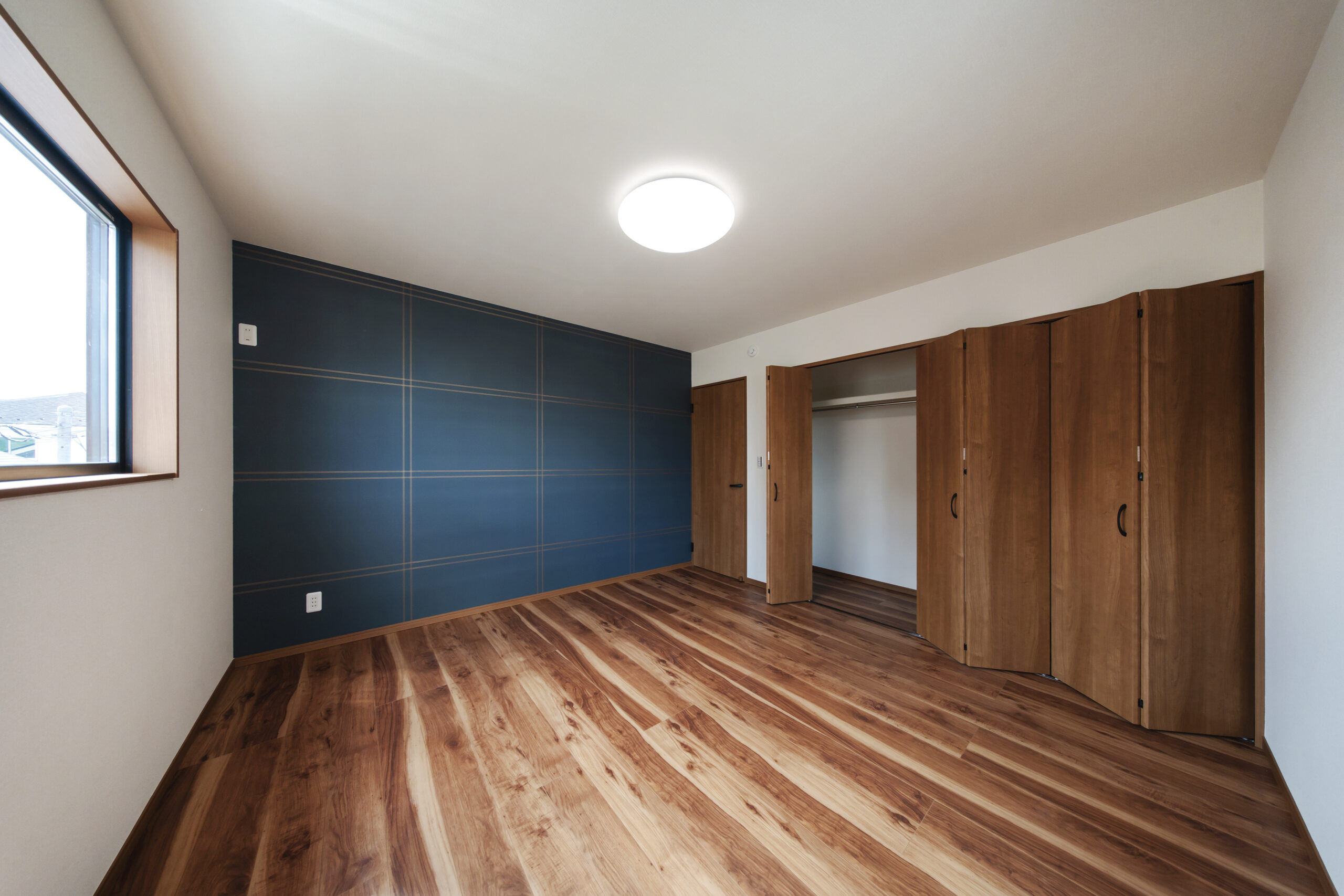 光渡る大空間と、寄り添う収納。家族の今を鮮やかに。