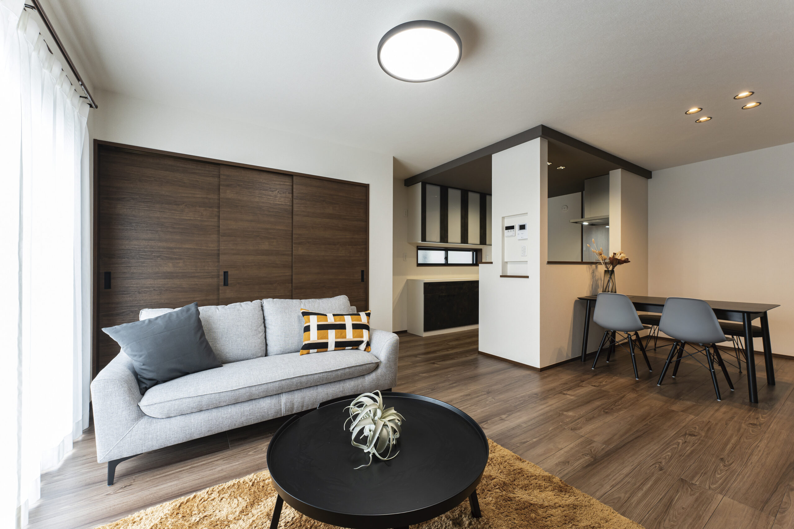 広がる余白、集う喜び。日常をカフェに変える住まい。